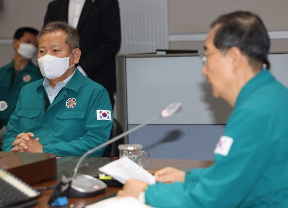 이상민 행정안전부 장관(왼쪽)이 13일 오전 정부서울청사에서 열린 이태원 사고 중앙재난안전대책본부 회의에서 한덕수 국무총리(오른쪽)의 발언을 듣고 있다. 연합뉴스