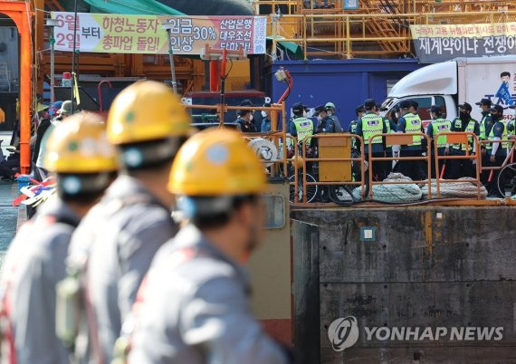 대우조선해양 하청노조 파업 51일째인 22일 오전 경남 거제시 대우조선해양 옥포조선소 1독 인근에 경찰이 배치돼 있다. 연합뉴스