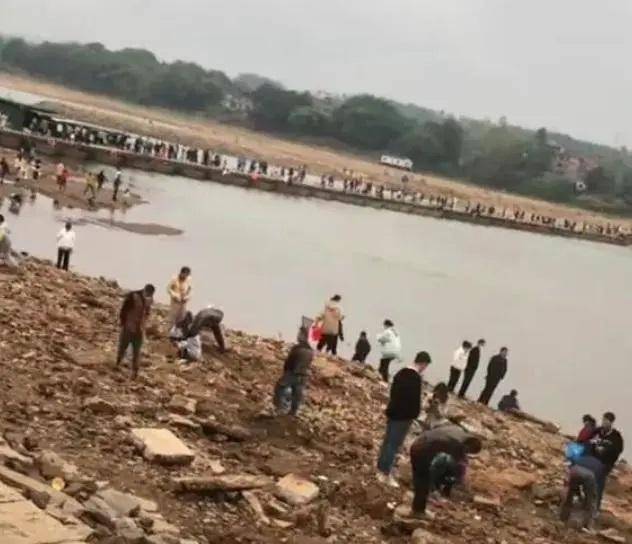 중국 장시성 간저우시의 하천들이 가뭄 탓에 바닥을 드러냈다. 주민들이 보물을 찾겠다며 하천 바닥을 헤집고 다니고 있다. 바이두 캡처