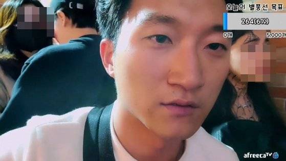 지난 29일 이태원 참사 당시 호텔 옆 연결계단 위로 구조된 BJ 배지터 모습. 공간에 여유가 있다. 아프리카TV 영상 캡처