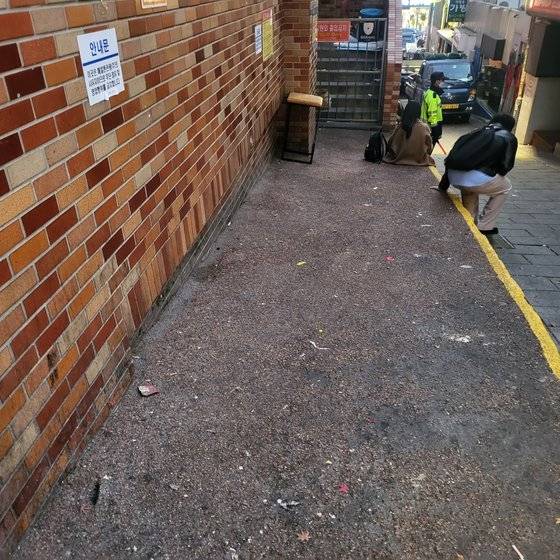 직통계단과 통하는 공간. 원래 골목길 아래쪽에도 같은 크기의 공간이 있었는데, 현재는 호텔이 설치한 '분홍철벽'이 그 공간을 차지하고 있다. 함종선 기자