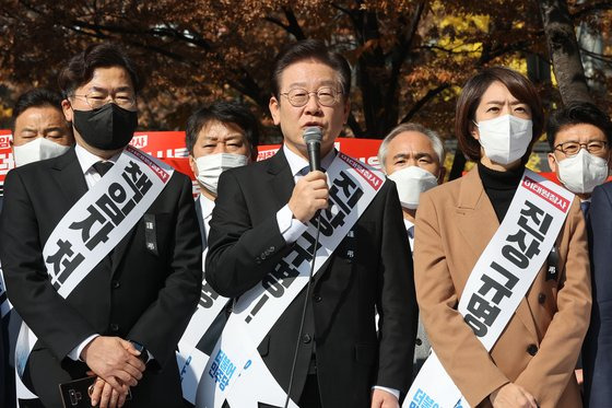 이재명 더불어민주당 대표를 비롯한 당 지도부들이 11일 서울 여의도역 인근에서 열린 이태원 참사 국정조사·특검 추진 범국민 서명운동 발대식에서 발언하고 있다. 왼쪽부터 박찬대 최고위원, 이 대표, 고민정 최고위원. 뉴스1