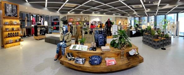 22SS 시즌을 맞아 새단장한 노스페이스 명동 플래그십 스토어 3층 쇼룸 / 사진=영원아웃도어