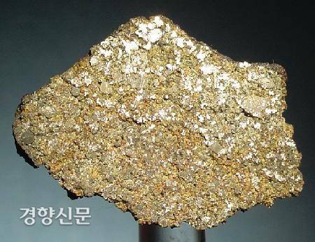 우주에서 날아온 운석에 포함된 ‘테트라테나이트’의 모습. 전기차와 풍력 발전기에 들어가는 필수 부품인 영구 자석과 비슷한 성질을 지녔다. 최근 과학계에서 테트라테나이트를 인공적으로 만드는 기술을 개발했다. 위키피디아 제공