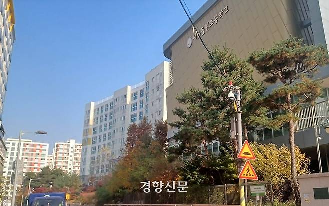 서울 강남구 율현동 서울율현초등학교 정문에서 LH수서역세권 A3블록 신혼희망타운 아파트단지가 보인다. 류인하 기자