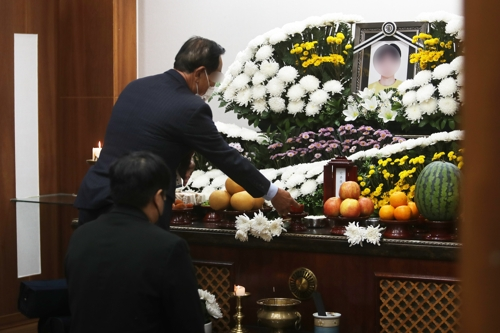 13일 오후 광주 한 장례식장에서 대형 금속 덩이에 깔려 숨진 삼성전자 협력사 제조업체 소속 청년 노동자의 발인식이 엄수되고 있다. 연합뉴스.