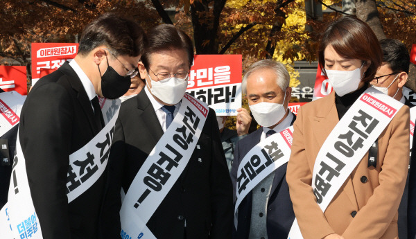 더불어민주당 이재명 대표가 지난 11일 오후 서울 영등포구 여의도역 5번 출구 앞에서 열린 이태원 참사 국정조사특검추진 범국민 서명운동 발대식에 참석하고 있다. 연합뉴스