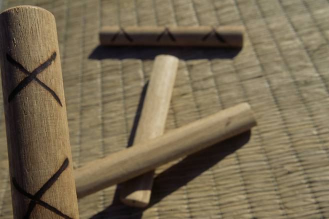 Yutnori sticks, called "yutgarak" (National Folk Museum of Korea)