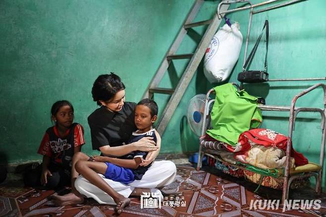 김건희 여사가 12일 캄보디아 수도 프놈펜 사는 선천성 심장질환을 앓고 있는 아동(14세)의 집을 찾아 대화를 나누고 있다.