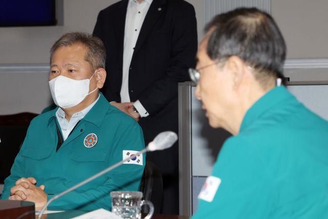 이상민(왼쪽) 행정안전부 장관이 13일 오전 정부서울청사에서 열린 이태원 사고 중앙재난안전대책본부 회의에서 한덕수 국무총리의 발언을 듣고 있다. 연합뉴스