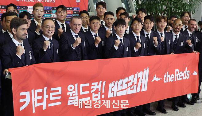 13일 오후 인천국제공항 제1터미널에서 대한민국 축구 국가대표팀이 2022 FIFA 카타르 월드컵 출정식을 마치고 기념사진을 찍고 있다. 2022.11.13 [박형기기자]