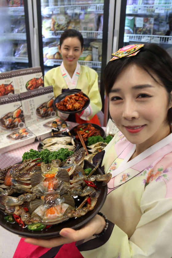 모델들이 유명 맛집 간장게장, 양념게장'을 선보이고 있다. /사진제공=이마트