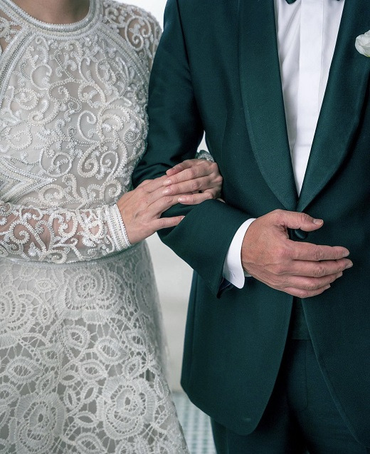 Kim Sung-ryung (50), a former announcer who remarried for the first time in 22 years, showed off her wedding dress.On the 13th, Kim Sung-ryung released two wedding photos taken by his son.In the wedding photo, Kim Sung - kyung made use of the elegance with a dress covered with sleeves to the wrist. Kim Sung - kyung s husband digested the tuxedo nicely.Kim Sung-ryung (55), the sister of Kim Sung-ryung, praised it as Oh ~ so lovely.Earlier last month, Kim Sung-ryung announced the remarriage, saying, I just reported my marriage without a wedding because it was a corona situation, and it will be two years by the end of this year.In the meantime, he said, I took a wedding photo and went on a honeymoon until this summer, when the distance was gradually released.As for her husband, she said, I have never seen my broadcast, a 30-year-old middle-class announcer.The strong people that are going on are also starting to see together from the end of last year because of the presidential election issue. I am a person who is eager for his work, and his eyes to see the world and his values for life are similar to those of me, he said. I will live wisely and healthily as it is a precious relationship I met at a late age.Kim Sung-ryung, who joined SBS in 1993 as a second announcer, declared freelance in 2002. She married her ex-husband in 1996, but divorced in 2000 after four years.