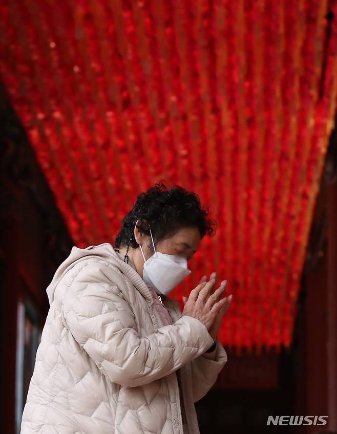 [서울=뉴시스] 조수정 기자 = 2023학년도 대학수학능력시험을 나흘 앞둔 13일 서울 종로구 조계사에서 열린 수능 수험생 고득점을 위한 법회에서 수험생 학부모들이 합장하고 있다. 2022.11.13. chocrystal@newsis.com