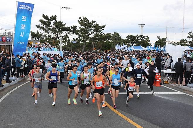 [포항=뉴시스] 강진구 기자 = 경북 포항시체육회는 13일 오전 호미곶광장 일원에서 ‘제20회 통일기원 포항해변마라톤대회’를 성황리에 개최했다.(사진=포항시체육회 제공) 2022.11.13.photo@newsis.com *재판매 및 DB 금지