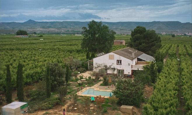 복숭아 농장 한가운데 솔레 가족의 집 (제공:영화사 진진)