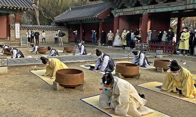 장원급제자가 경기전에서 왕(태조어진)에게 과거 급제를 알리고 감사 인사를 전하는 ‘사은숙배(謝恩肅拜)’ 재현 행사 모습. 전주시 제공