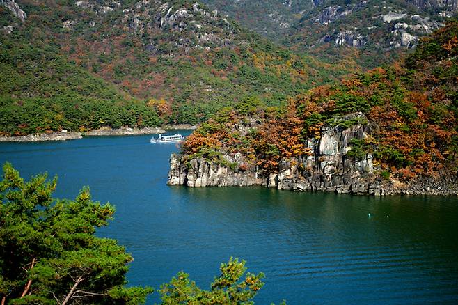 옥순봉 절벽과 유람선