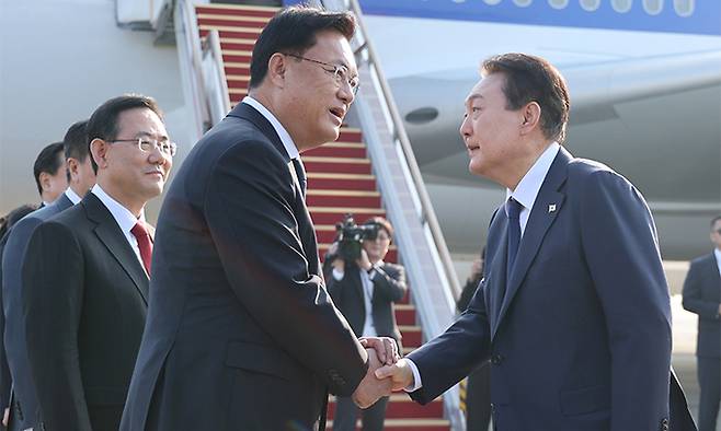 윤석열 대통령이 지난 11일 아세안(ASEAN·동남아국가연합) 관련 정상회의 및 주요20개국(G20) 정상회의 등 다자회의 참석을 위해 성남 서울공항에 도착, 공군 1호기로 향하며 국민의힘 정진석 비상대책위원장, 주호영 원내대표 등 환송 인사들과 악수하고 있다. 연합뉴스