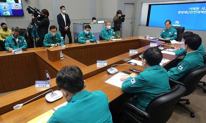 한덕수 국무총리가 13일 서울 종로구 정부서울청사에서 열린 이태원 사고 중앙재난안전대책본부 회의를 주재하고 있다. 뉴시스