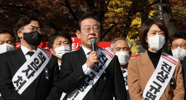 이재명 더불어민주당 대표가 11일 오후 서울 영등포구 여의도역 5번 출구 앞에서 열린 이태원 참사 국정조사특검추진 범국민 서명운동 발대식에서 발언하고 있다. 연합뉴스 캡처