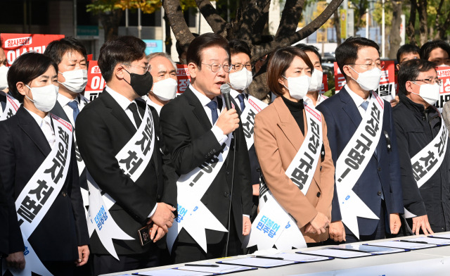 이재명 더불어민주당 대표가 11일 서울 여의도역 5번 출구 앞에서 열린 이태원 참사 국정조사·특검 추진 범국민 서명운동 발대식에서 모두발언을 하고 있다. 성형주 기자