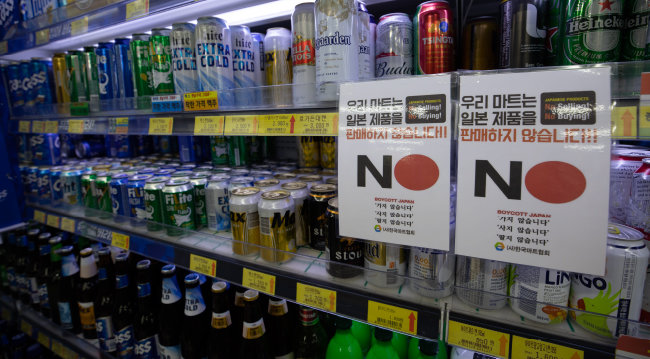 2019년 7월 서울의 한 마트 진열대에 일본 제품을 팔지 않는다는 표지가 붙어있다. 당시 일본의 수출 규제로 한국에선 ‘일본 상품 불매 운동’이 일어났다. [동아DB]