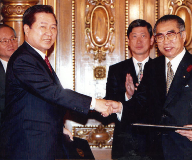1998년 10월 8일 도쿄 영빈관에서 당시 김대중 대통령과 오부치 게이조 총리가 이른바 ‘김대중오부치 선언’으로 불리는 ‘21세기 새로운 한일 파트너십 공동선언’에 서명 후 악수를 나누고 있다. [동아DB]