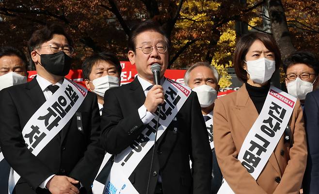 이재명 더불어민주당 대표가 2022년 11월11일 오후 서울 영등포구 여의도역 5번 출구 앞에서 열린 이태원 참사 국정조사특검추진 범국민 서명운동 발대식에서 발언하고 있다. ⓒ연합뉴스