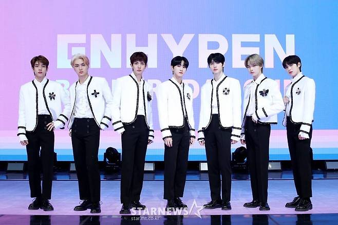 신인그룹 엔하이픈이 30일 오후 온라인 생중계로 진행된  데뷔 앨범 'BORDER : DAY ONE' 미디어 쇼케이스에서 포즈를 취하고 있다. /사진제공=빌리프랩 /사진=이동훈 기자 photoguy@