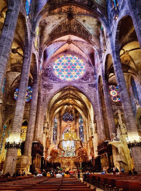 마요르카 대성당 내부에서 가우디의 흔적을 찾을 수 있다. [구희언 기자]