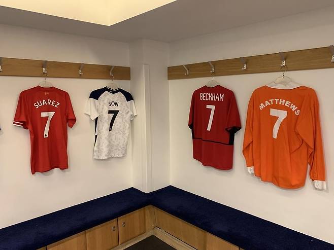 첼시 스탬퍼드 브리지 대기실의 손흥민 유니폼 [촬영 최윤정]
