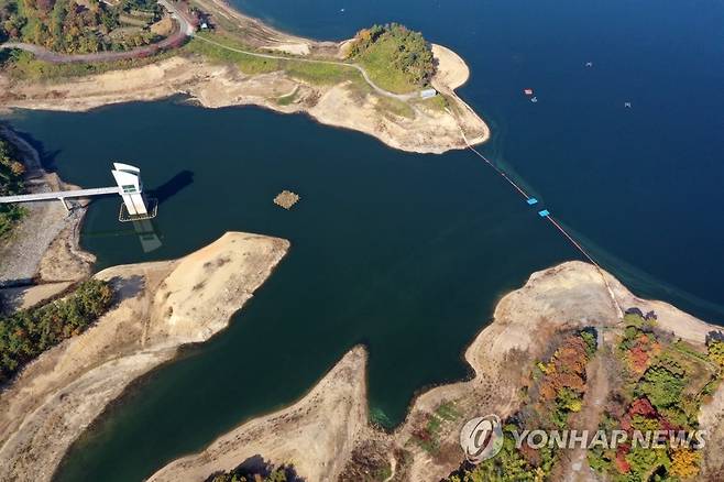 저수율 낮아진 광주 식수원 동복호 (화순=연합뉴스) 조남수 기자 = 가뭄이 장기화하고 있는 2일 전남 화순 동복호의 저수율이 32%대로 낮아지며 저수지 가장자리가 드러나고 있다. 광주시의 주요 식수원인 동복호의 현 저수용량은 앞으로 140일 정도만 물 공급이 가능한 실정으로 1993년 이후 30년 만의 제한급수까지 우려되고 있다. 2022.11.2 
    iso64yna.co.kr