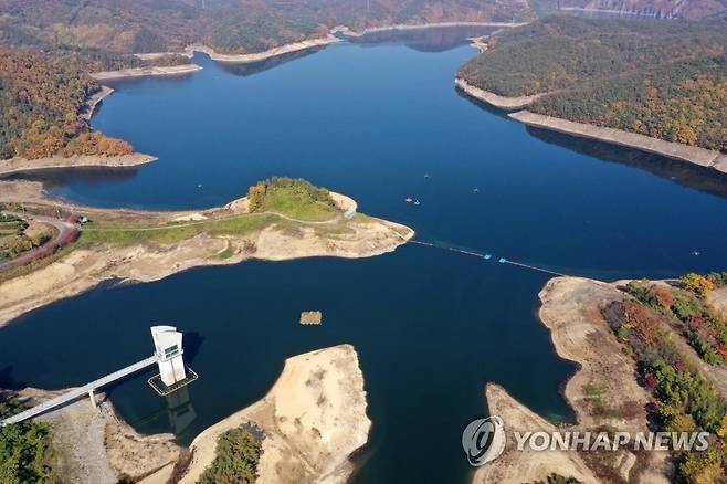 저수율 낮아진 광주 식수원 동복호 (화순=연합뉴스) 조남수 기자 = 가뭄이 장기화하던 지난 2일 전남 화순 동복호의 저수율이 32%대로 낮아지며 가장자리가 드러나고 있다. 광주시의 주요 식수원인 동복호의 현 저수용량은 앞으로 140일 정도만 물 공급이 가능한 실정으로 1993년 이후 30년 만의 제한급수까지 우려되고 있다. 2022.11.2 
    iso64yna.co.kr