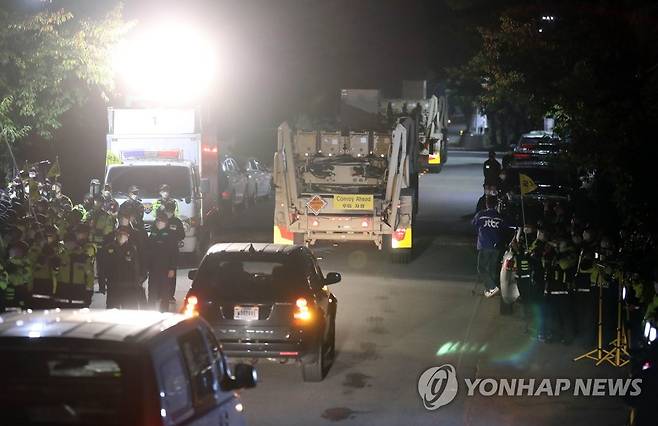 성주 사드 기지로 진입하는 군용장비 (성주=연합뉴스) 김현태 기자 = 지난달 6일 오후 사드(THAAD·고고도미사일방어체계)기지 입구인 경북 성주군 초전면 소성리 마을회관 앞 도로에 사드 기지로 들어가는 장비를 실은 군용차량이 지나가고 있다. 2022.10.6 mtkht@yna.co.kr