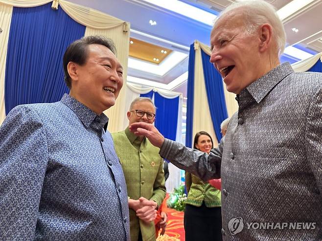 갈라만찬에서 만난 윤석열 대통령과 조 바이든 미 대통령 (프놈펜=연합뉴스) 윤석열 대통령이 12일 오후(현지시간)  캄보디아 프놈펜 쯔노이짱바 국제 컨벤션센터에서 캄보디아 정상 주최 갈라 만찬에 참석, 조 바이든 미국 대통령과 대화하고 있다. 2022.11.13 [대통령실 제공. 재판매 및 DB금지] jeong@yna.co.kr