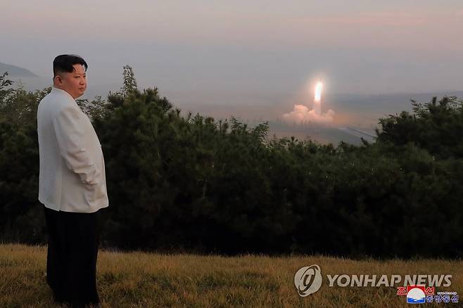 김정은 국무위원장이 전술핵운용부대 군사훈련을 지도했다며 지난달 관영통신이 보도한 사진     [국내에서만 사용가능. 재배포 금지. For Use Only in the Republic of Korea. No Redistribution] 
 nkphoto@yna.co.kr