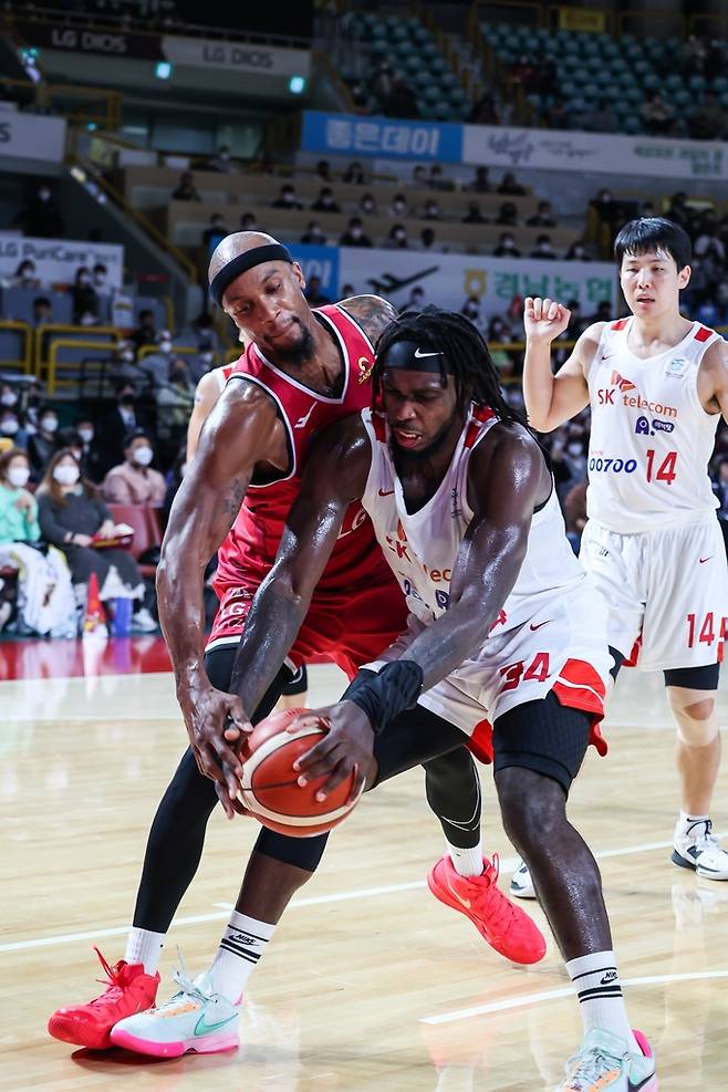 LG의 외국인 선수를 압도한 자밀 워니 [KBL 제공. 재판매 및 DB금지]