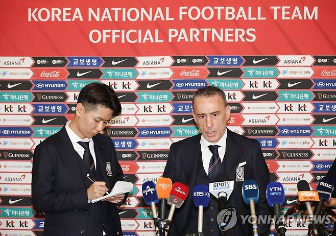 카타르 출국 전 인터뷰 하는 벤투 감독 (영종도=연합뉴스) 임헌정 기자 = 2022 FIFA 카타르 월드컵에 출전하는 대한민국 대표팀의 파울루 벤투 감독이 13일 밤 인천국제공항 제1여객터미널에서 출국 전 취재진과 인터뷰를 하고 있다.
    대표팀은 오는 24일 오후 10시(한국시간) 우루과이와 조별 예선 첫 경기를 치른 뒤, 가나(28일 오후 10시), 포르투갈(12월 3일 오전 0시)과 경기를 치른다. 2022.11.13 kane@yna.co.kr