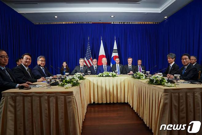 윤석열 대통령과 조 바이든 미국 대통령, 기시다 후미오 일본 총리가 13일 캄보디아 프놈펜에서 한미일 정상회담을 하고 있다. ⓒ 로이터=뉴스1 ⓒ News1 안은나 기자