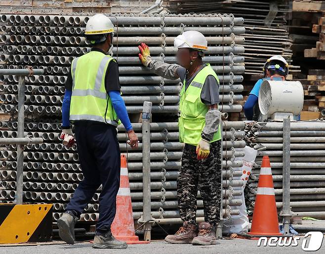 28일 서울의 한 건설 현장에서 건설 노동자들이 작업 중 휴식을 취하고 있다. (사진은 기사와 관계없음)2021.7.28/뉴스1 ⓒ News1 김진환 기자