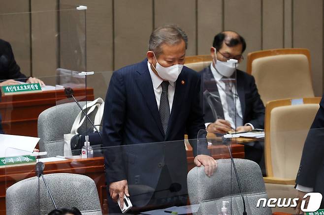 이상민 행정안전부 장관이 14일 서울 여의도 국회에서 열린 예산결산특별위원회 전체회의에서 전화 통화를 마친 후 들어와 자리로 향하고 있다. 이 장관은 지난 12일 언론 인터뷰를 통해 "누군들 폼 나게 사표 던지고 이 상황에서 벗어나고 싶지 않겠나＂라고 전했다. 이와 관련된 정운천 국민의힘 의원의 질의에 ＂이번 참사에 대해 무거운 책임을 느끼고 있다는 표현을 하던 중 나오는 말＂이라며 ＂사적인 문자라고 하더라도 더욱 신중했어야 한다고 생각한다. 결과적으로 국민 여러분께 매우 송구하다＂고 말했다. 2022.11.14/뉴스1 ⓒ News1 조태형 기자