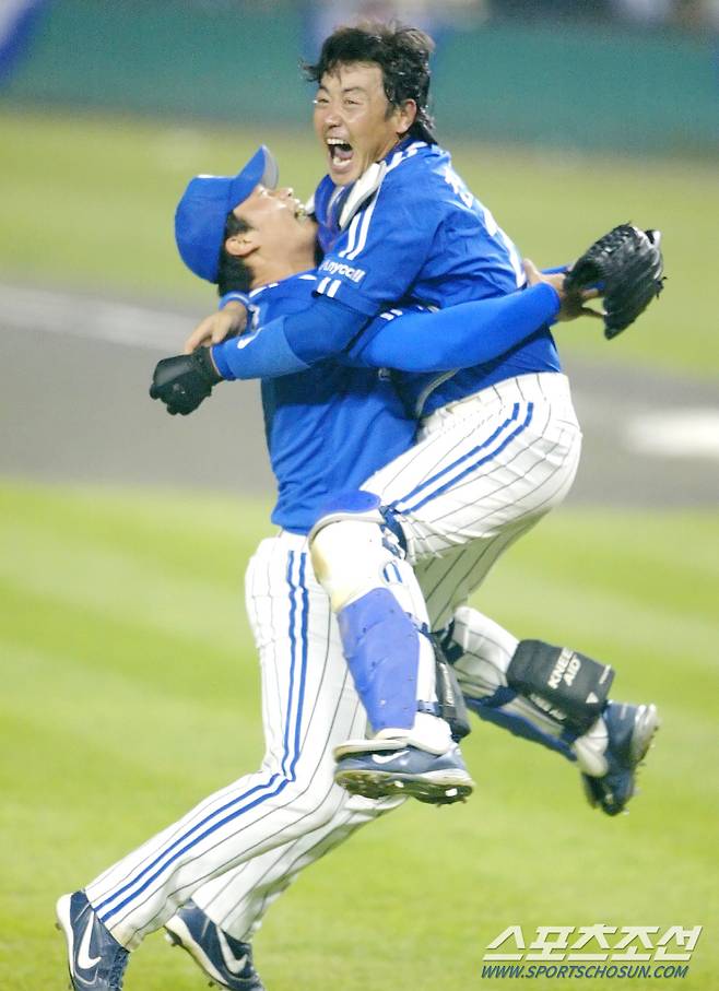 2005년  두산을  물리치고  우승을 확정 지은후 좋아하는 오승환과 진갑용