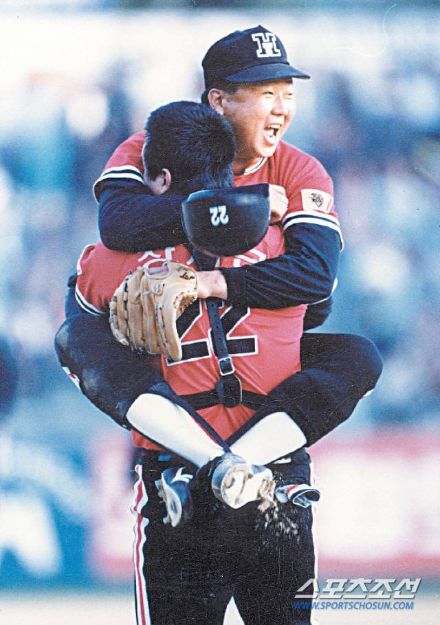 1991년  빙그레를 물리치고 우승을 확정 지은 선동열이 포수 장채근과 얼싸 안고 좋아하는  모습