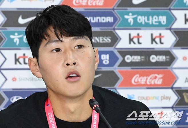 벤투 감독이 이끄는 축구대표팀 선수들이 카타르 도하 알 에그라 트레이닝센터에서 첫 현지 적응 훈련을 했다. 훈련에 앞서 인터뷰를 하고 있는 이강인. 도하(카타르)=송정헌 기자songs@sportschosun.com/2022.11.14/