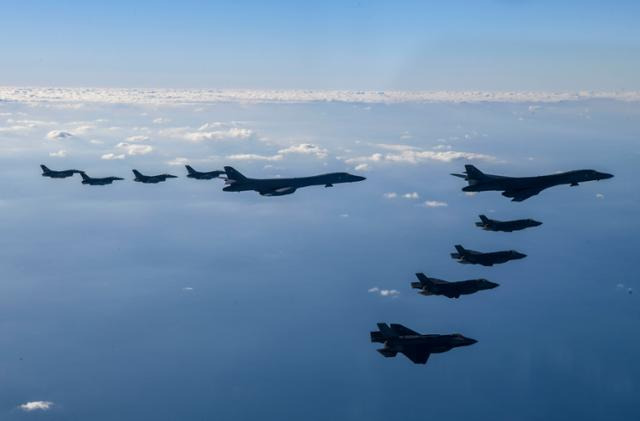 북한이 서해상으로 단거리 탄도미사일 4발을 발사한 지난 5일 한반도 상공에서 미 공군의 B-1B가 전개된 모습. 뉴시스