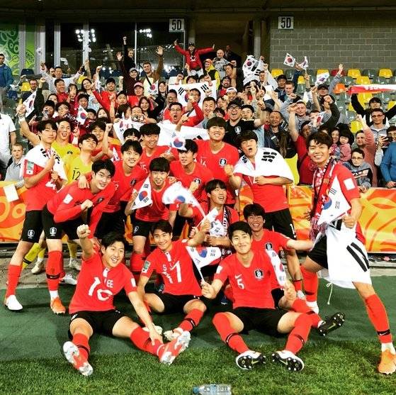 붉은악마 원정단이 폴란드에서 열린 2019 FIFA U-20(20세 이하) 월드컵에 참가한 선수들을 응원했다.