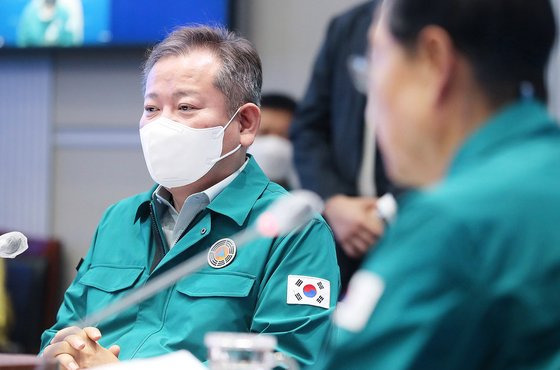 이상민 행정안전부 장관이 13일 정부서울청사에서 열린 이태원 사고 중앙재난안전대책본부 회의에 참석해 한덕수 국무총리의 발언을 듣고 있다. 뉴시스