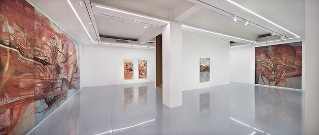 An installation view of "Mandy El-Sayegh ＆ Keunmin Lee: Recombinant" at Lehmann Maupin Seoul (Courtesy of the gallery)