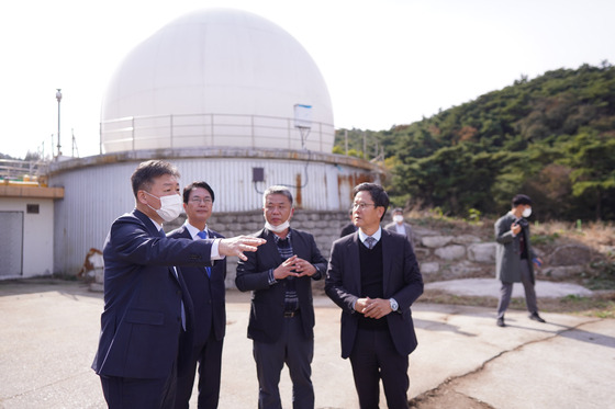 Officials from the Ministry of Agriculture, Food and Rural Affairs inspect a liquid fertilizer production plant in Gochang, North Jeolla. [SK INCHEON PETROCHEM]